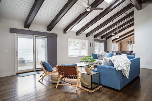 Sandbar Cedar Cottage on Lake Leelanau