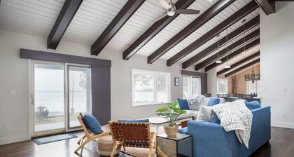 Sandbar Cedar Cottage on Lake Leelanau