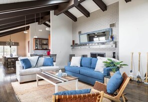 Televisión, chimenea y oficina 