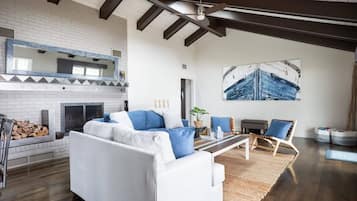 Televisión, chimenea y oficina