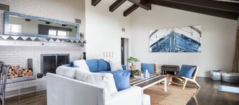 Sandbar Cedar Cottage on Lake Leelanau