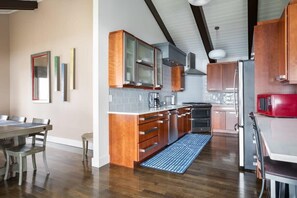 Fridge, microwave, oven, stovetop - Sandbar Cedar Cottage on Lake Leelanau (Cedar)