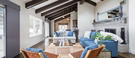 Télévision, cheminée, espaces bureaux