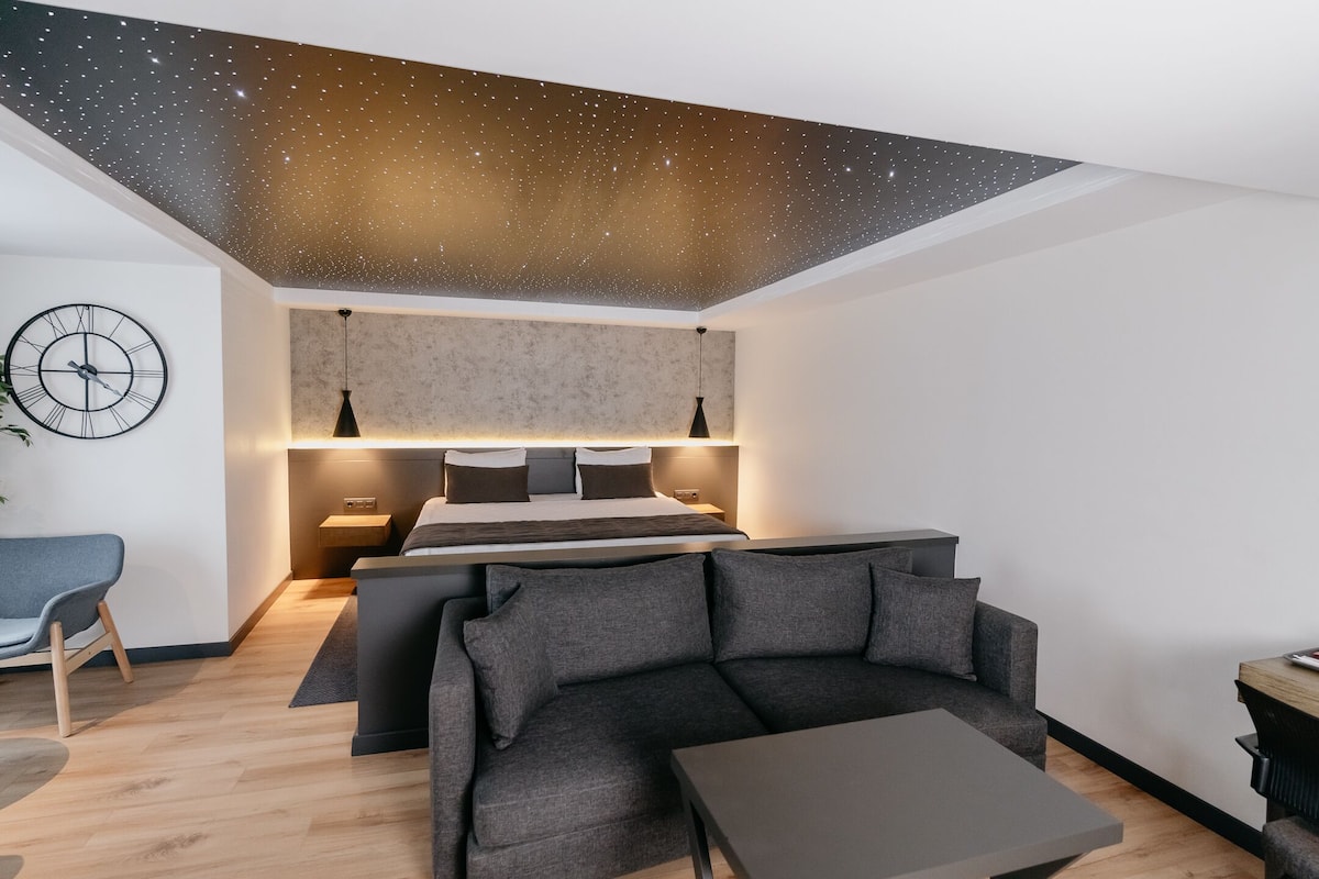 Executive Room, 1 Bedroom | Desk, iron/ironing board (on request), WiFi (free), bed sheets