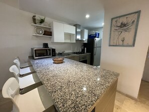 Frigorifero, microonde, forno, piano cottura