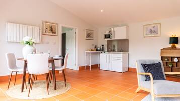 Romantic Studio, Ensuite, Garden View | Restaurant