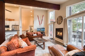 Smart TV, fireplace - Wolf Den By Tahoe Getaways - West Shore + Hot Tub, Close to Sugar Pine & Dog Ok! (Tahoma)