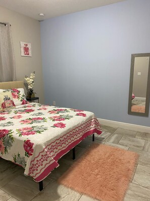 2 Schlafzimmer, Schreibtisch, Bügeleisen/Bügelbrett, Reisekinderbett