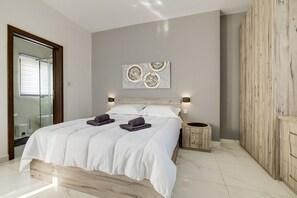 2 bedrooms, iron/ironing board, free Internet