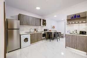 Fridge, microwave, oven, toaster - Stylish 2BR Penthouse Walk to the Promenade (Gzira)