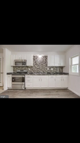 Creek side cottage with awesome porch and fire pit 
