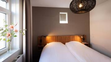 4 bedrooms, free Internet, bed sheets