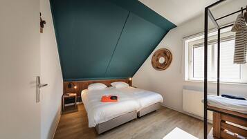 8 bedrooms, WiFi, bed sheets