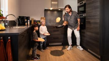 Jääkaappi, mikroaaltouuni, astianpesukone, kahvin-/teenkeitin