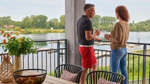 Outdoor dining - Panorama Lake View Apartment 2p (Thorn)