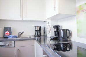Kühlschrank, Geschirrspüler, Toaster, Hochstuhl