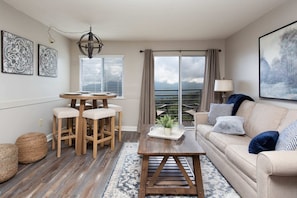 Comfy living Area With The Mountains In The Windows!