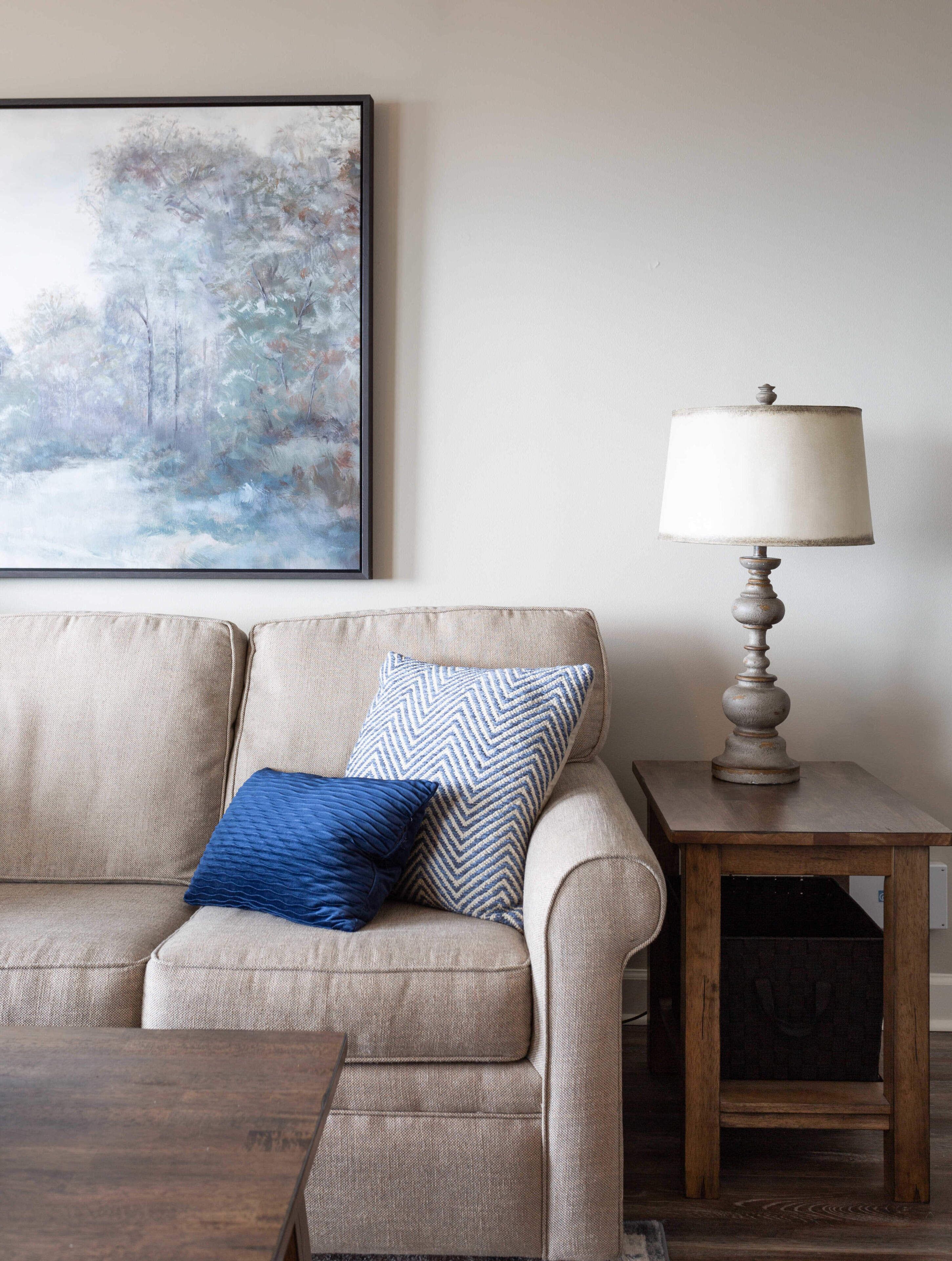 Televisión, chimenea y oficina 