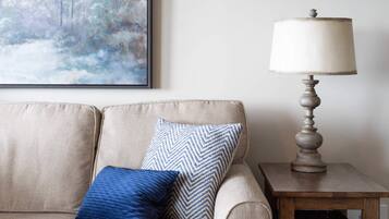 Televisión, chimenea y oficina