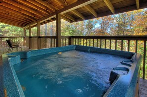 Outdoor spa tub - Peace + Quiet! 3/3; 1 acre; 15 min to downtown PF! (Pittman Center)