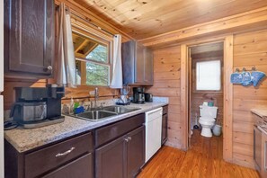 Fridge, microwave, oven, stovetop - Quiet 3/3 on 1 Acre | 15 Min to Downtown PF (Pittman Center)