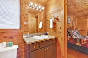 Shower, towels, shampoo - Quiet 3/3 on 1 Acre | 15 Min to Downtown PF (Pittman Center)