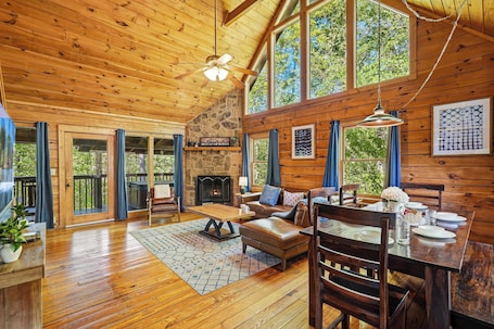 TV, fireplace, video games, Netflix. Quiet 3/3 on 1 Acre | 15 Min to Downtown PF