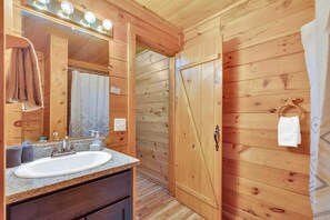 Suihku, pyyhkeet, sampoo