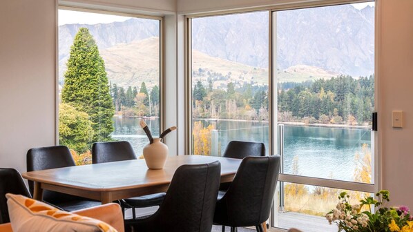 Dining - Ruru Retreat, Hot Tub, BBQ, Parking, Fireplace (Queenstown)