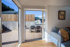 TV, fireplace, offices - Ruru Retreat, Hot Tub, BBQ, Parking, Fireplace (Queenstown)