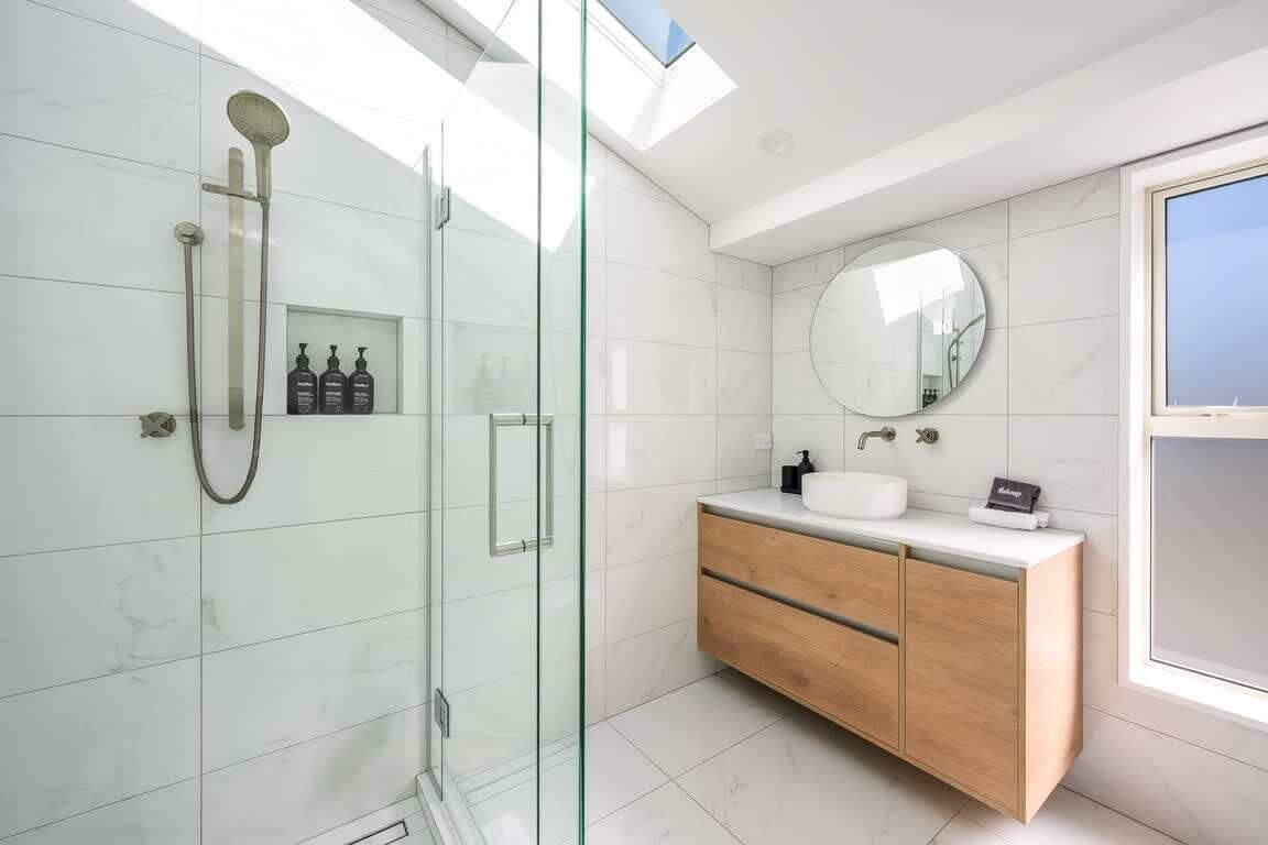 Shower, hair dryer, towels, shampoo
