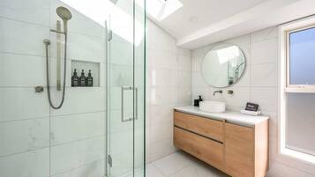 Shower, hair dryer, towels, shampoo
