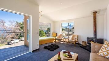 Een televisie, een open haard en een kantoor