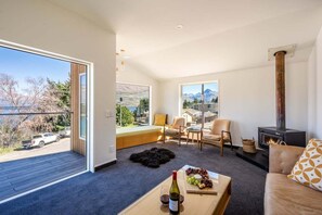 TV, fireplace, offices - Ruru Retreat, Hot Tub, BBQ, Parking, Fireplace (Queenstown)