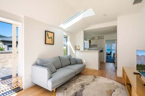 TV, fireplace, offices - Ruru Retreat, Hot Tub, BBQ, Parking, Fireplace (Queenstown)