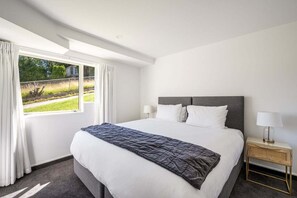 2 bedrooms, iron/ironing board, travel cot, WiFi - Ruru Retreat, Hot Tub, BBQ, Parking, Fireplace (Queenstown)