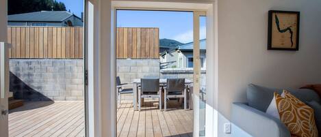 Télévision, cheminée, espaces bureaux