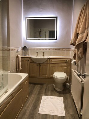 Combined shower/bathtub, hair dryer, towels, soap - 5 bed 5 en-suite Holiday Cottage central location Grasmere  (Grasmere)