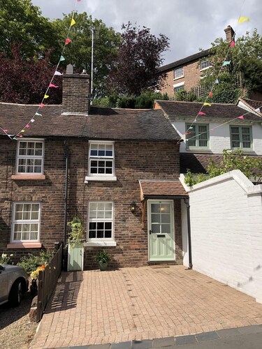 2 Bed Cottage - Sleeps 4 - Parking - Wifi