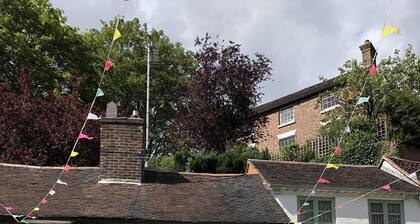 2 Bed Cottage - Sleeps 4 - Parking - Wifi