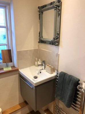 Cottage | Bathroom | Shower, hair dryer, towels