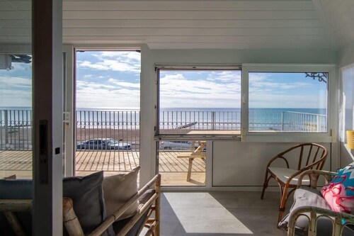 Stunning Beachfront Apt w/ Balcony & Sea Views