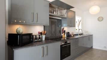 Een koelkast/vriezer, een magnetron, een oven, een kookplaat