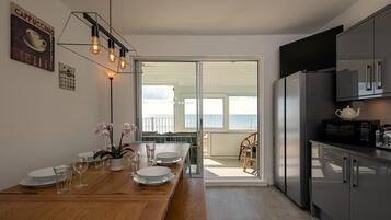 Full-size fridge, microwave, oven, stovetop