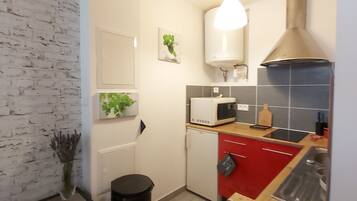 Réfrigérateur, micro-ondes, four, plaque de cuisson