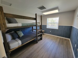 7 bedrooms, WiFi, bed sheets, wheelchair access - Waterfront Retreat (Arcadia)