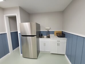 Fridge, microwave, oven, stovetop - Waterfront Retreat (Arcadia)