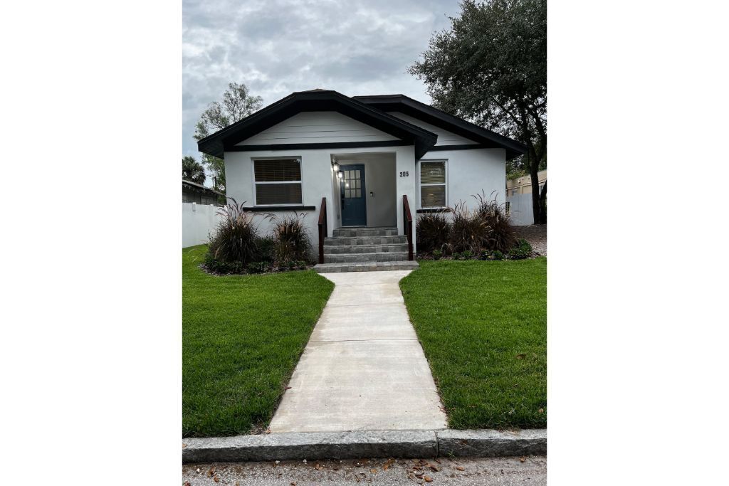 Adorable Modern Patio Bungalow Near Downtown Tampa