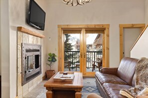 Televisión y chimenea