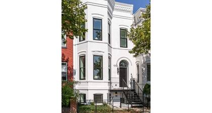 New 2 BR APT: amazing location, spotless, free private parking.